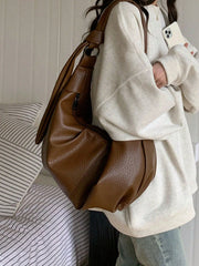 Large-Capacity Retro Soft Leather Pleated Crescent Bag, Featuring A Laid-Back Style, Casual And Versatile, Perfect For Commuting As A Shoulder Or Crossbody Bag.
